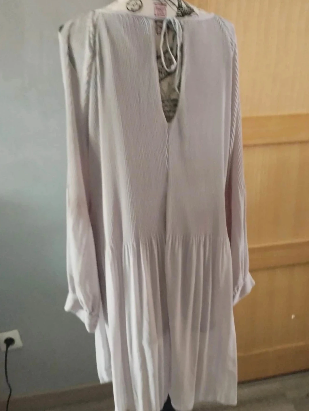 Vestido gris, hombros descubiertos, Piment Rouge, T40 – photo 6